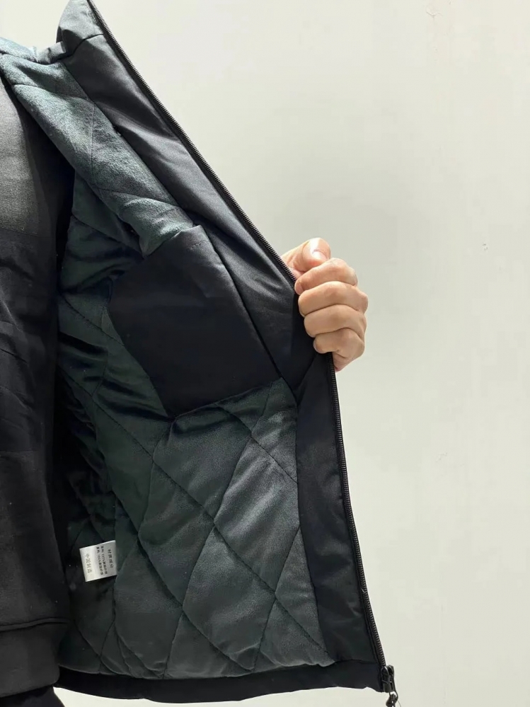 Чёрная непромокаемая куртка Arcteryx логотипом на груди