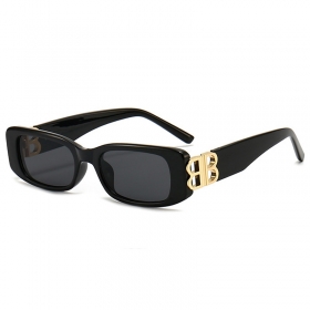 Солнцезащитные очки чёрного цвета с буквами на оправе