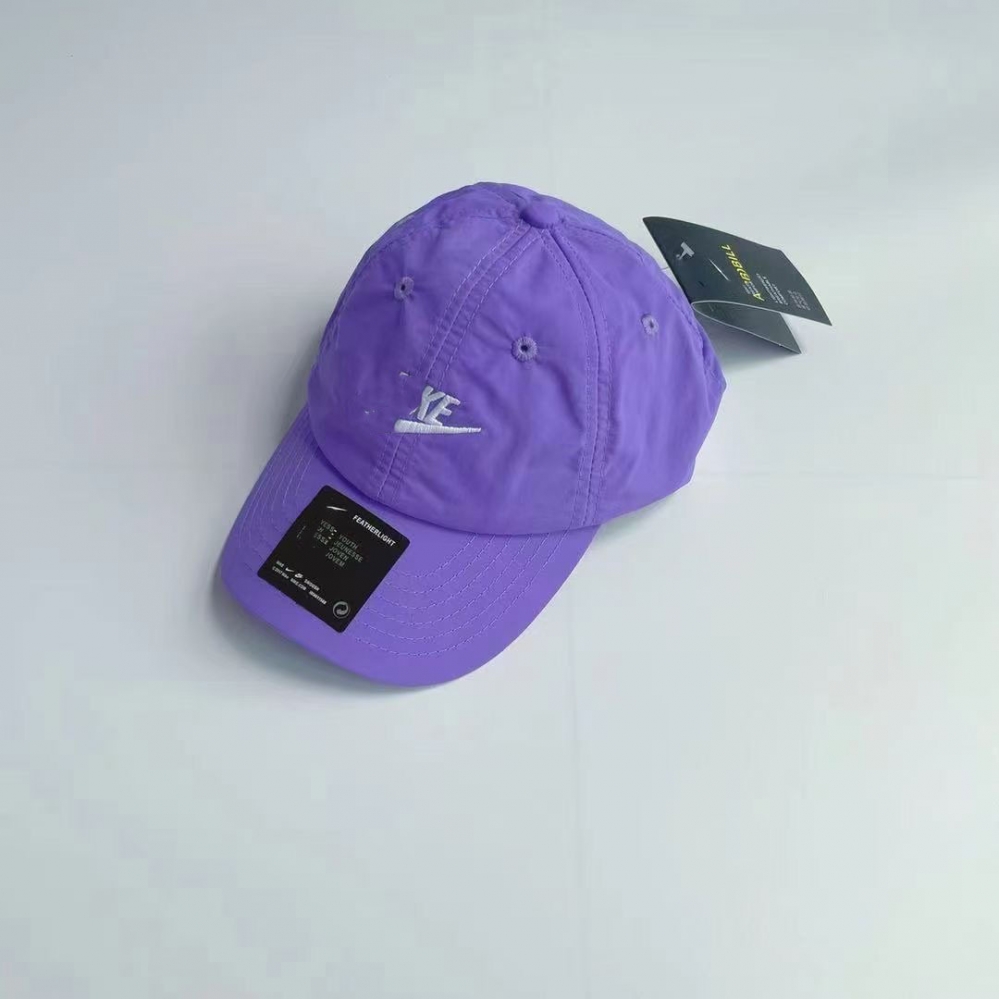 Фиолетовая с водоотталкивающего материала Nike бейсболка
