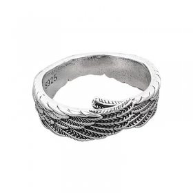 Стильное и изящное кольцо в форме собранные крыльев ангела