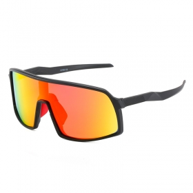 Черные спортивные солнцезащитные очки с цветной линзой