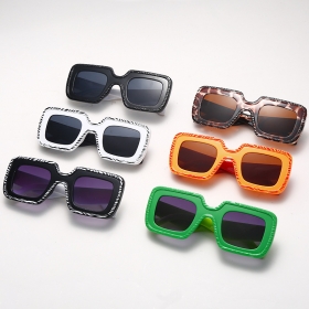 Солнцезащитные очки с прямоугольной оправой в разных цветах