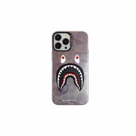 В камуфляжном бежевом цвете чехол для телефонов iPhone с пастью акулы