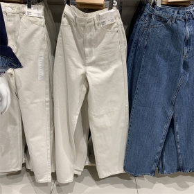 Молочного цвета джинсы Street Classic Clothes прямого кроя