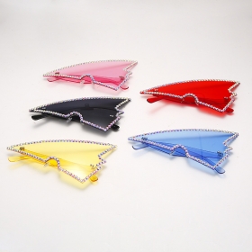 Солнцезащитные очки треугольной формы с разноцветными линзами