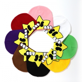 Яркая шапка с изображением мультяшной звезды разных цветов