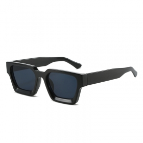 Солнцезащитные очки чёрные квадратной формы 