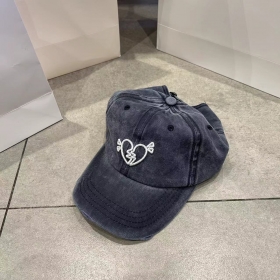Синяя выстиранная кепка с вышитым принтом "Разбитое сердце"