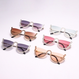 Солнцезащитные очки с оправой со стразами и цветными линзами