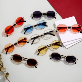 Солнцезащитные стильные очки в разной цветовой палитре