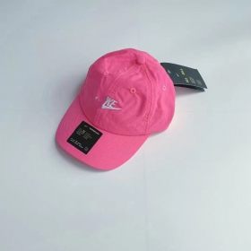 Nike розовая кепка из водоотталкивающего материала