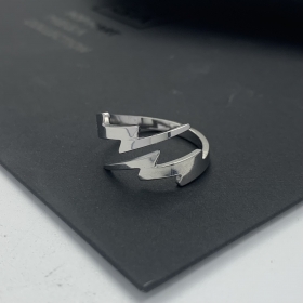 Геометрическое металлическое кольцо "Молния" серебряного цвета