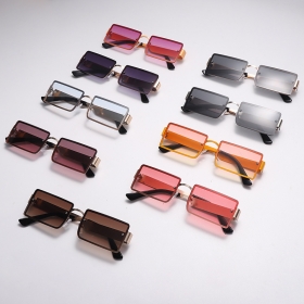 Солнцезащитные очки с металлической оправой и прямоугольными линзами