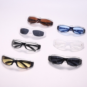 Классические солнцезащитные очки с разными цветами линз
