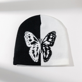 Черно-белая практичная шапка с печатью "Batterfiy"