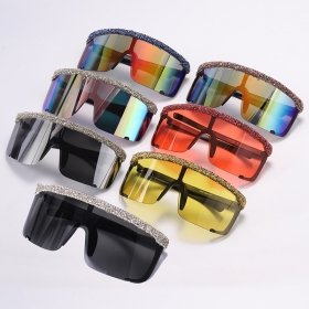 Большие солнцезащитные очки с разными цветными линзами