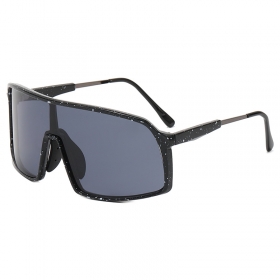 Чёрные спортивные солнцезащитные очки с затемненными линзами