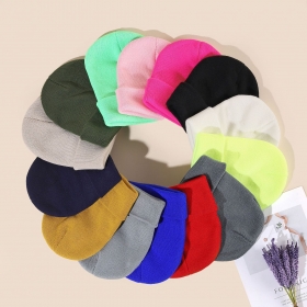 Практичная базовая шапка в разных цветах из прочных материалов