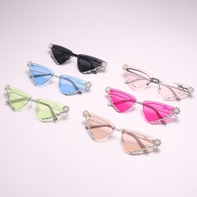 Солнцезащитные очки со стразами и цветными треугольными линзами