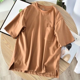 Повседневная коричневая футболка Street Classic Clothes с кармашком