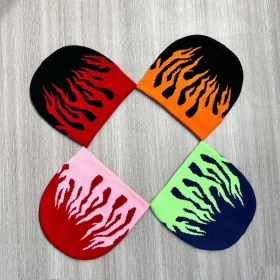Шапка с оригинальным принтом "Пламя" в четырех цветах