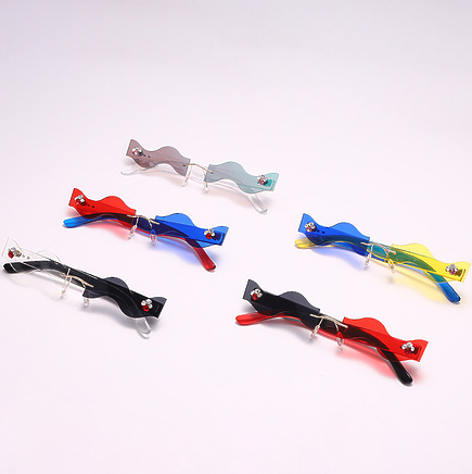 Стильные солнцезащитные очки с линзами волнистой формы