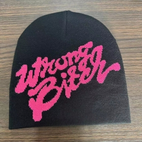 Классическая черная шапка с розовым буквенным принтом