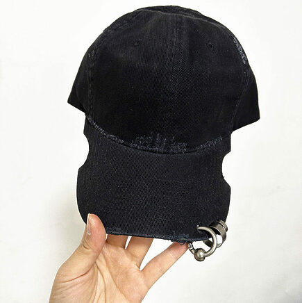 Кепка Baleciaga чёрная с пирсингом в наличии