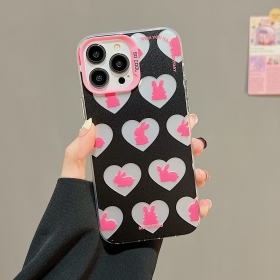 С множеством розовых сердечек чехол для телефонов iPhone черный