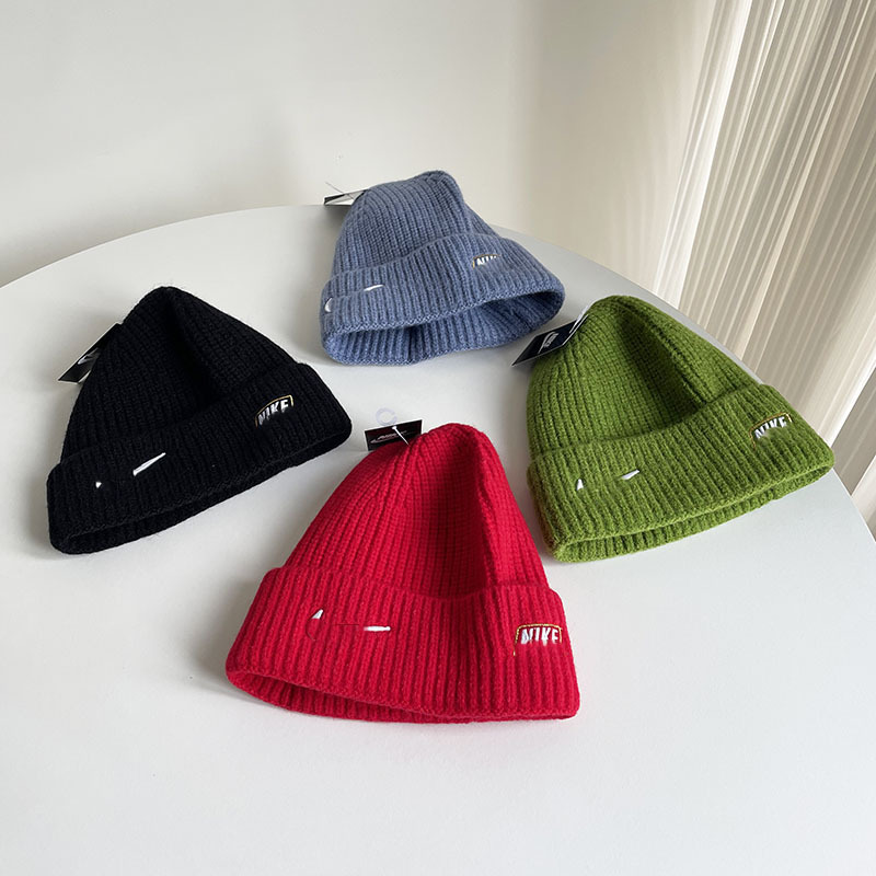 Шапка от бренда Nike запоминающаяся в восьми цветах