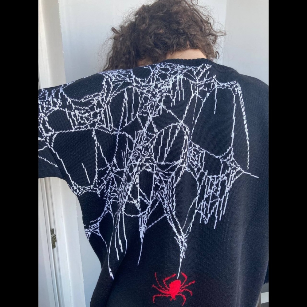 С большим принтом "Паутина и красный паук" свитер черный