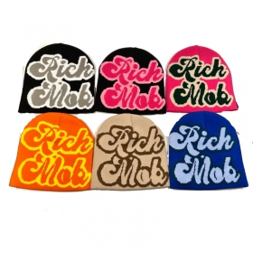 Разных цветов комфортная шапка с надписью "Rich Mob"