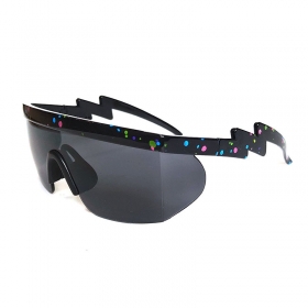 Чёрные спортивные солнцезащитные очки с затемнённой линзой