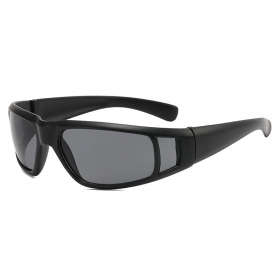 Чёрные солнцезащитные спортивные очки с затемненными линзами