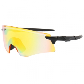 Чёрные спортивные солнцезащитные очки с цветной линзой