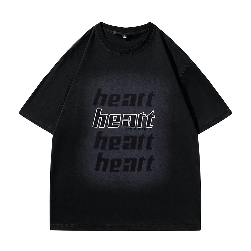 Черная футболка ACUS с принтом "Heart" на груди и коротким рукавом