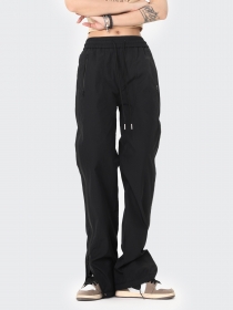 Прямые штаны OREETA чёрного цвета с боковой полосой и молнией внизу