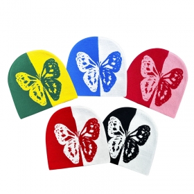 Двухцветная модная шапка с рисунком "Бабочка" посередине