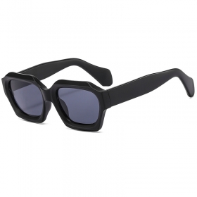 Чёрные солнцезащитные очки мятой формы