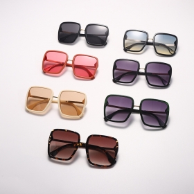 Солнцезащитные очки с большими линзами в ассортименте разные цвета