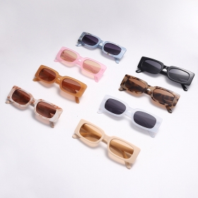 Солнцезащитные очки с прямоугольной оправой в разных цветах