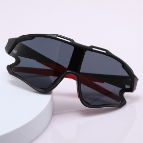 Черно-красные спортивные очки с затемнёнными большими линзами