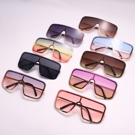 Большие солнцезащитные очки с разными цветными линзами