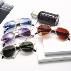 Солнцезащитные очки с оправой со стразами и цветными линзами