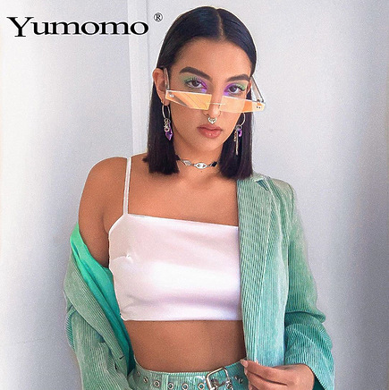 Солнцезащитные очки трапециевидной формы с разными цветными линзами