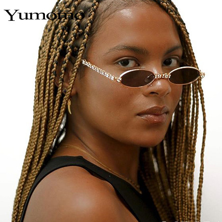 Солнцезащитные очки с оправой овальной формы и разных цветов линзы