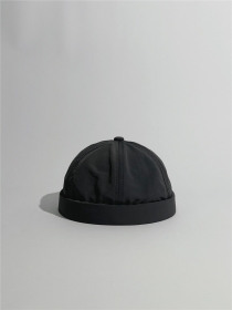 Тёмно-серая кепка без козырька с регулировкой на пластиковой застёжке