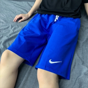 Синие спортивные шорты Nike с карманами выполнены из хлопка