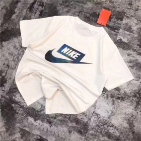Белая базовая Nike футболка с логотипом бренда на груди