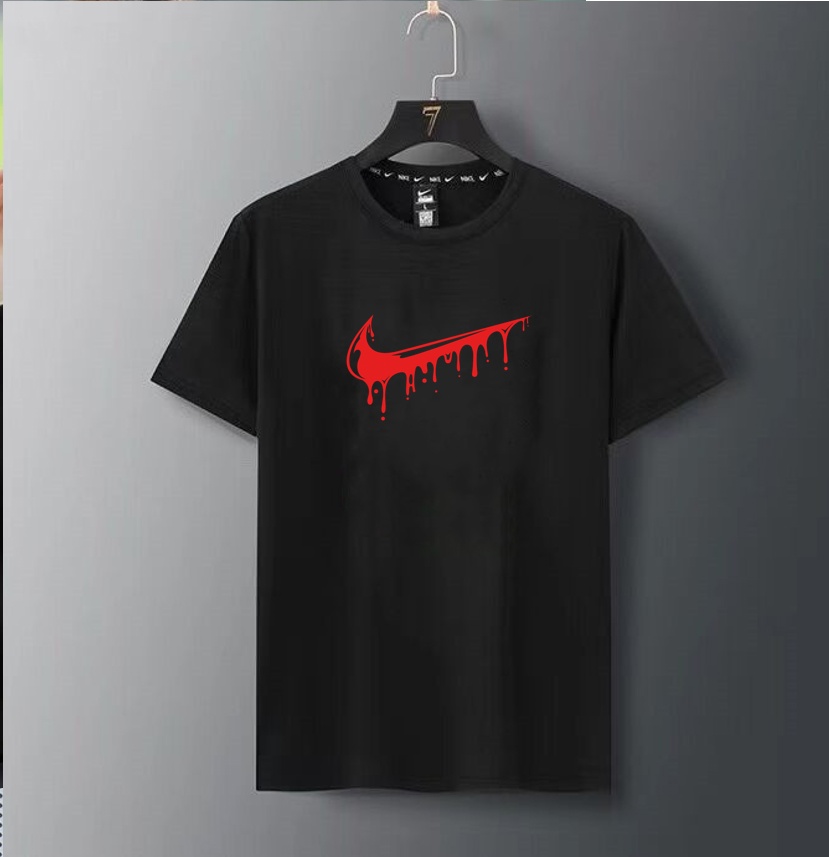 Чёрная базовая с красным лого футболка Nike прямого кроя